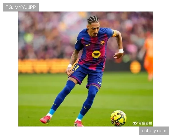 拉菲尼亚身价上亿穿着顶级球鞋排路边摊，旁边大妈表情绝了