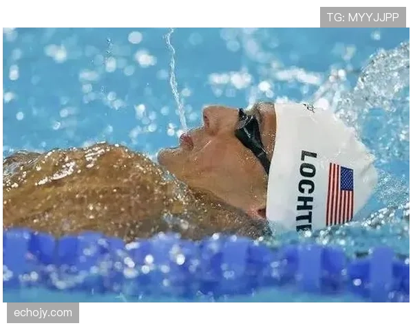 昌雅妮训练完随手啃蛋白棒的样子，真不像拿过奥运金牌的人